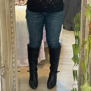 Kneehigh boots - Knähöga stövlar i storlek 39 med en klack. Har slitningar längst fram vid tårna. 