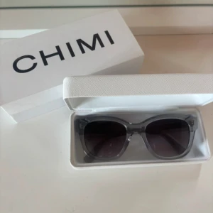 Chimi 07 grey - Gråa chimis i modellen 07, ser helt nya ut. Använda max 3 gånger. Kostar 1400 kr nya💕