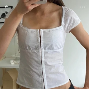 Vit blus från Weekday - Säljer en vit blus från Weekday med korta ärmar och snygg fyrkantig ringning. Den är i ny skick och har lappen kvar, och är endast testad. Skriv om du har frågor tryck annars på köp nu💕💕(andra bilden är lånad) 