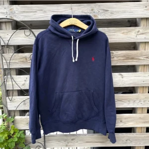 Ralph Lauren Hoodie - IGNORERA INLÄGGET. Snygg mörkblå hoodie från Ralph Lauren. Storlek L. Använd men fint skick. Hör gärna av er vid funderingar🙌