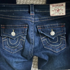 True religion - True religion jeans i storlek 25 och modellen är joey vilket betyder att dom e lågmidjade. Nästan helt oanvända, säljer då dom r för små i midjan för mig 