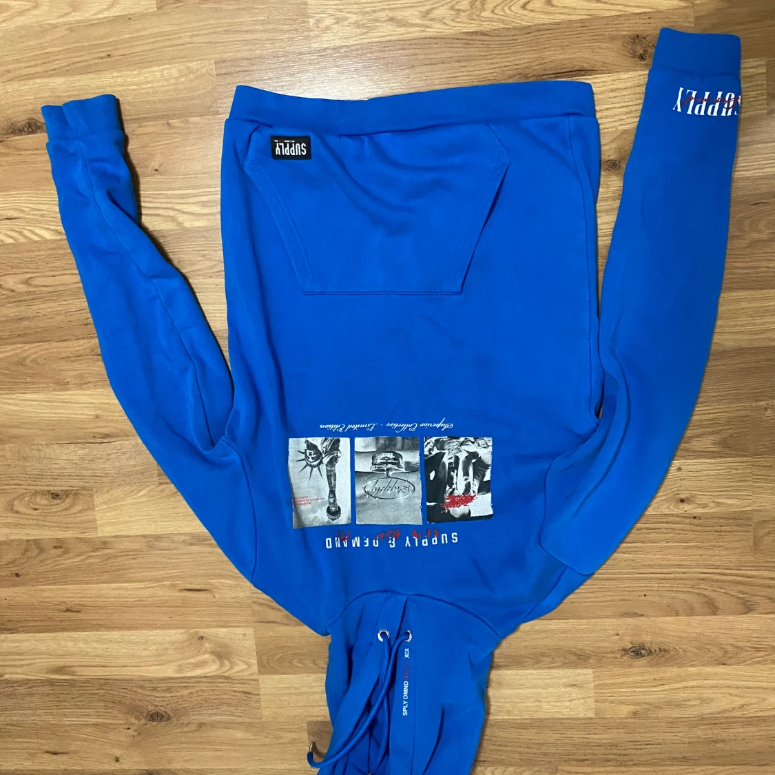 Blå hoodie från Supply & Demand