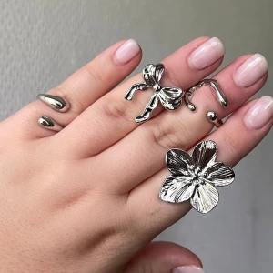 Silverringar  - 4st fina silverringar, alla gör att justera förutom blomsterringen! Alla för 120! Har bundlerabatt! 🫶🏼