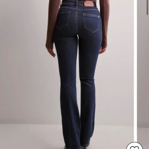 Mörkblå bootcut jeans från Only - Jag säljer mina fina only jeans för dem har tyvärr blivit för små för mig :/ Dem har en väldigt liten skråma från när jag råkade riva mig men inget som märks mycket alls!! 