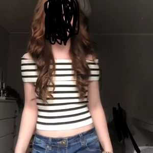 Jättefin offshoulder topp - Snygg offshoulder topp från H&M som är svart och vit. Inprincip oanvänd då den bara använts typ 2 gånger för har inte haft nått bra tillfälle!💕