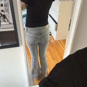 Grå bootcut jeans från Gina - Inga defekter