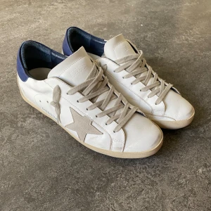 Golden goose skor - Tjena, intressekoll på dessa sköna gg skor. Sparsamt använda och är i väldigt gott skick. Flesta slitningarna är från den orginals ”distressed” designen!
