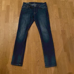 Jack & Jones Slim Glenn jeans blå - Snygga mörkblå jeans från Jack & Jones, modell Slim Glenn. Jeansen har slim fit-passform. Riktigt feta och är sköna. Storleken är 30/32!