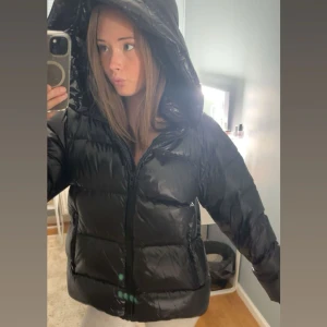 Intressekoll!❤️ Svart vinterjacka - Intressekoll på min svarta vinterjacka. Vill kanske ha en ny så vill se hur mkt jag kan sälja den för💗 Bara använd en vinter och köpt på kidsbrandstorr💗💗
