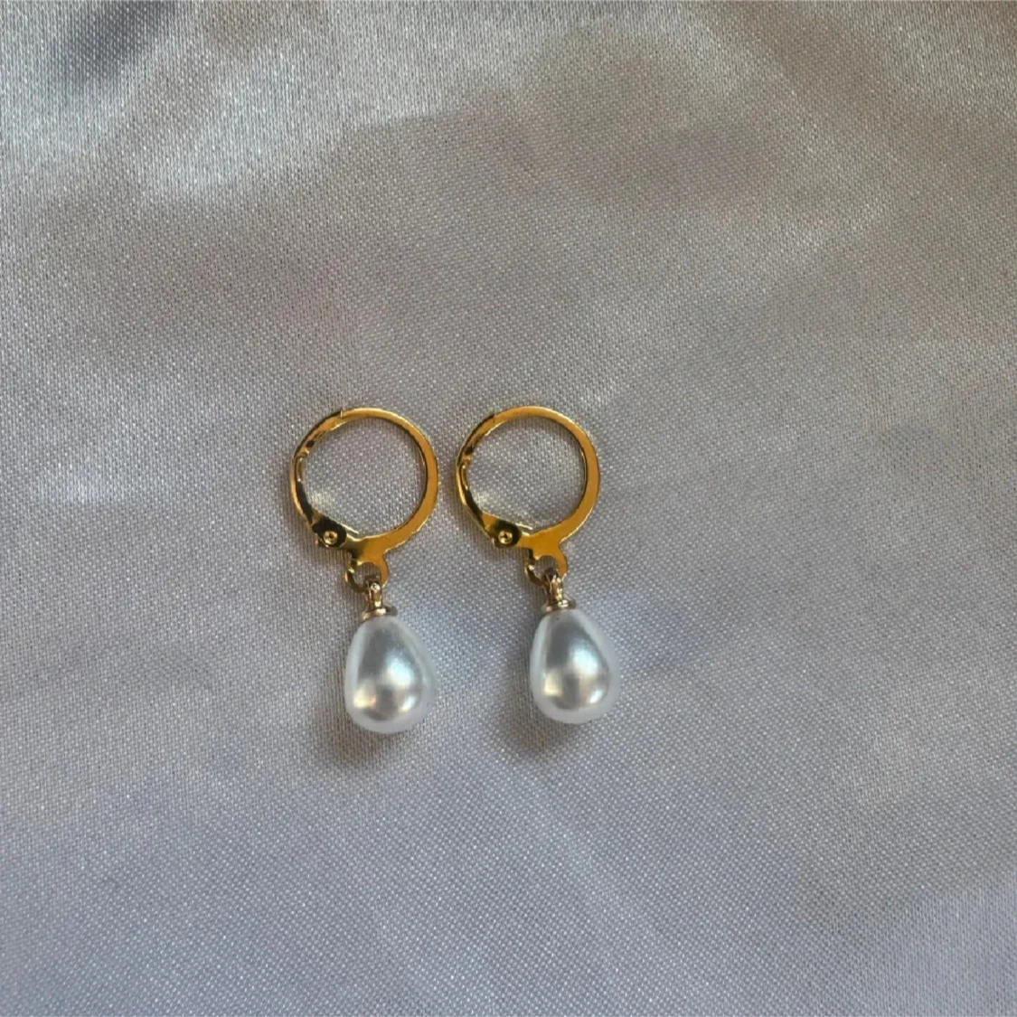 Guldörhängen med droppformade pärlor - 1