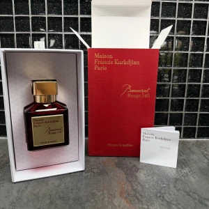 Maison Francis Kurkdjian Rouge 540 - Exklusiv parfym i lyxig förpackning från Maison Francis Kurkdjian Paris. Baccarat Rouge 540 Extrait de Parfum. Perfekt för dig som vill sticka ut med en ikonisk doft. Volym och ingredienser framgår ej på bilderna.