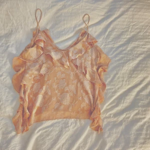 Linnetopp Zara - Supersöt rosa linnetopp från Zara med tunna axelband, volangdetaljer och blommigt mönster i ljus nyans. Aldrig använd, skickar samma dag som betalning, mer bilder kan lösas Mvh!