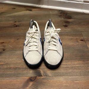 Convers skor  -  Perfekta casual skor att ha i beiget mocka med svart sula Kan även användas till att exempelvis skata använda CA två gånger