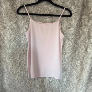 Blekrosa silkigt linne från H&M - Blekrosa silkigt linne. Tunt och skönt material.