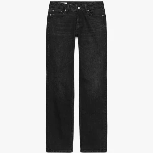 Raka jeans TRF låg midja från Zara  - Svarta TRF jeans från Zara med klassisk rak passform och låg midja. Jeansen har fem fickor, knappgylf och är tillverkade i slitstarkt denim. Perfekta för en avslappnad och cool look.