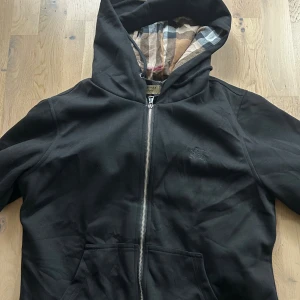 Burberry zip hoodie - använt, inga fel på den. Pris kan diskuteras 