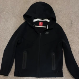 Nike tech - Svart Nike tech väldigt skön rätt så oanvänd pg av för liten. De är den nyare versionen men dragkedjor på fickorna. Pris kan diskuteras 👍