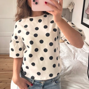 Polka dot topp! - Så snygg prickig topp