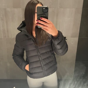 Fin vinter jacka från Colmar - Jacka från Colmar som bara är använda 1 vinter. Det är i storlek 16 år 172 cm. Jag själv är 176 och den sitter som en storlek S Dam på mig.