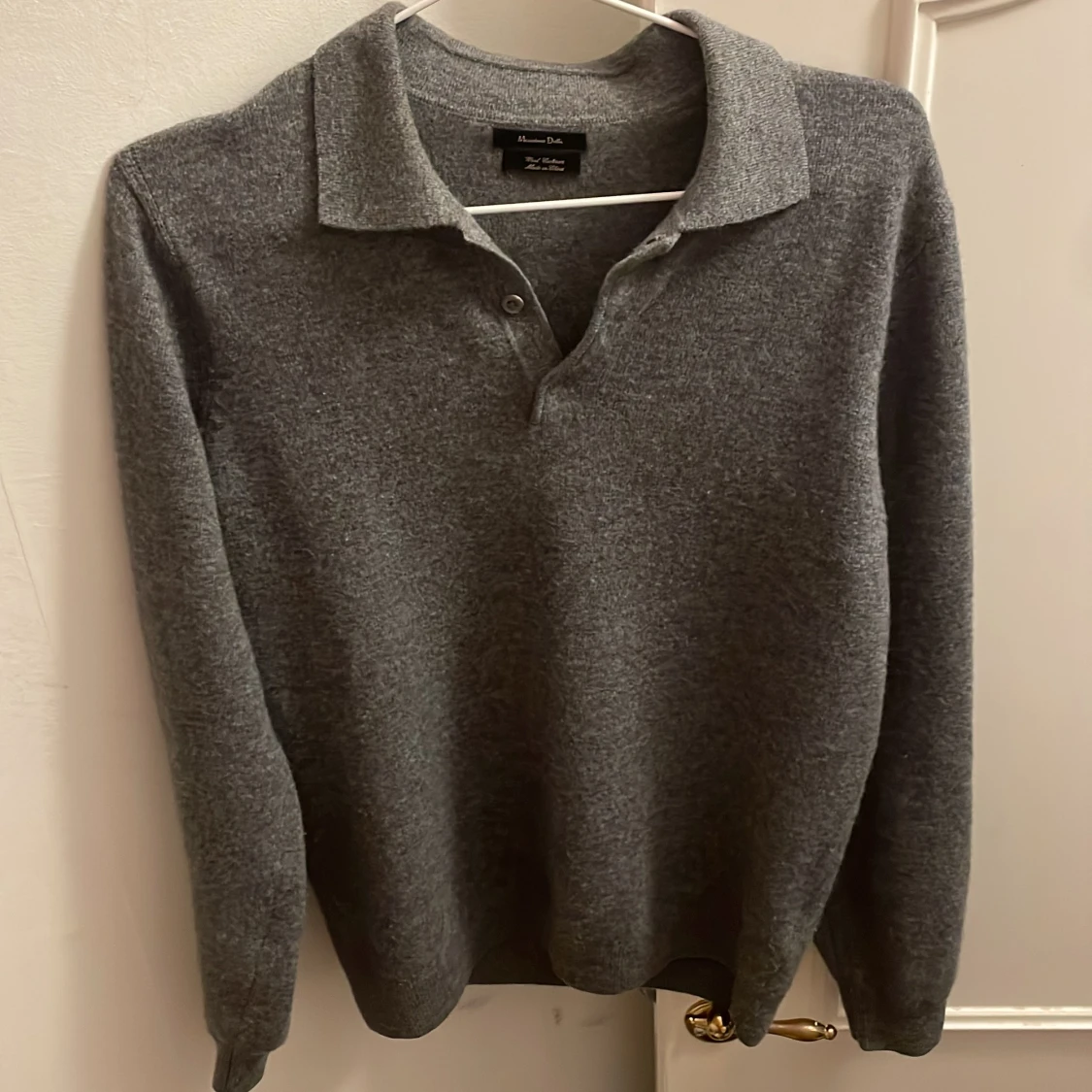 Grå kashmirpiké från Massimo Dutti