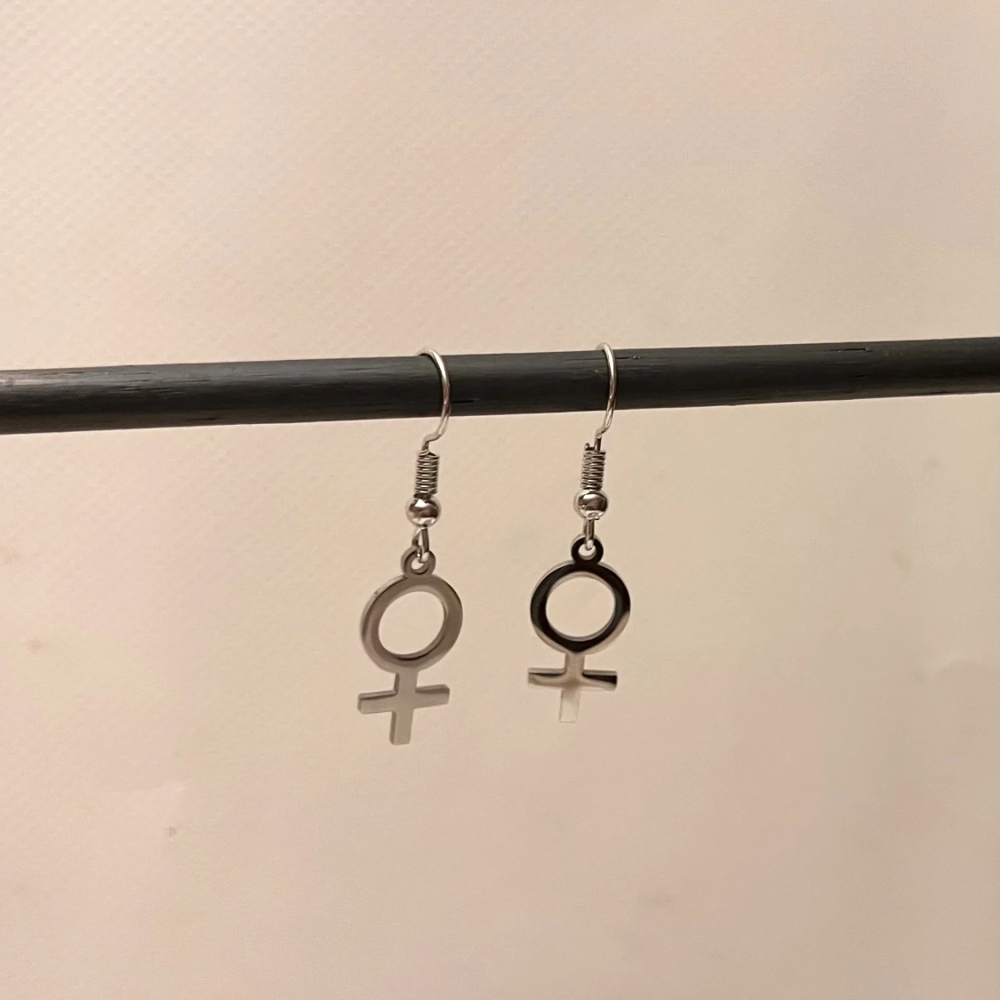 Feminist örhängen silver imitation kvinnosymbolen - 2