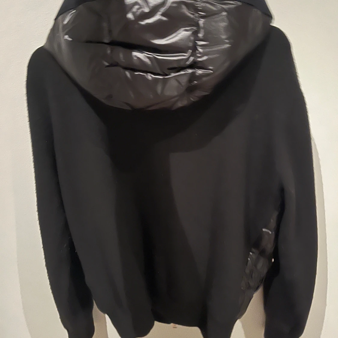 Svart quiltad pufferjacka från Moncler - 1