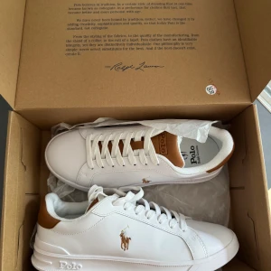 Polo Ralph Lauren skor vita *OANVÄNDA* - vita Polo Ralph Lauren skor i storlek 40. Oanvända i perfekt skick. Hör av dig vid fler frågor!