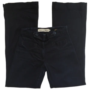 Vintage mörkblå bootcut jeans, 70-tal - Unika mörkblå utsvängda jeans med fickor i fram i 70-tals stil! Medelhöga/högmidjade Midjemått 70cm Grenhöjd 23cm Innerbenslängd 77,5cm Benslut (rakt över) 27,5cm