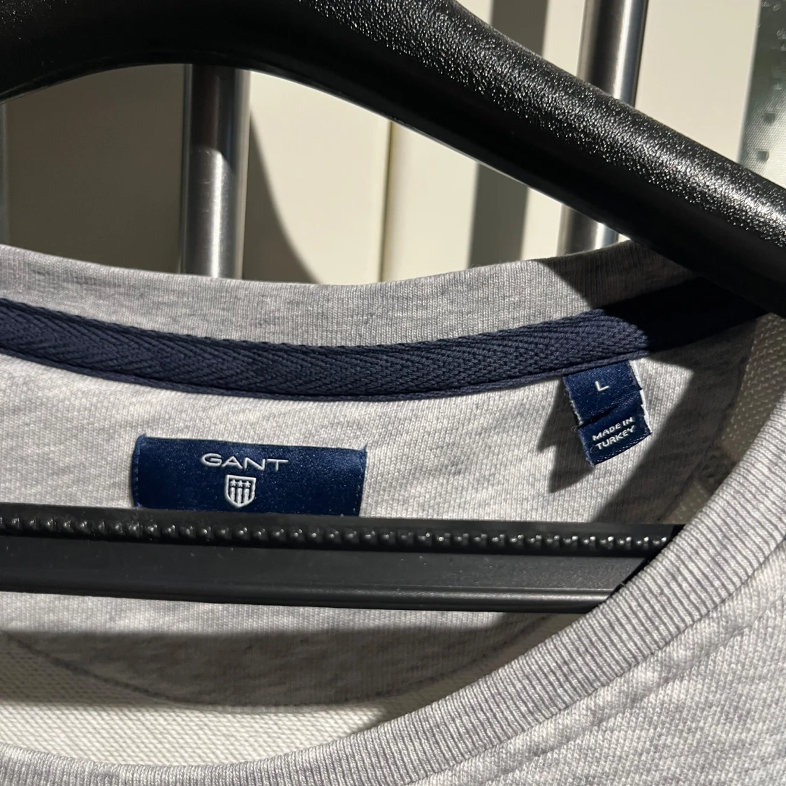 Grå sweatshirt från GANT med logga - 1