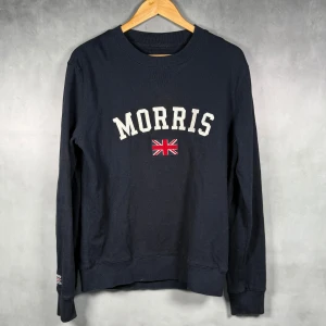 Morris tröja  - - Morris tröja— Storlek S — 9/10 - Bra skick utan skavanker — Inkluderat - Hoodie — Retail 1200kr+ — Modellen är 180cm, 65kg