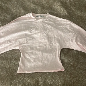 Ljusrosa långärmad tröja 157 XS - Säljer en ljusrosa långärmad tröja från 157 i storlek XS. Tröjan har en enkel och clean design med rund halsringning och är gjord i mjuk bomull. Perfekt för vår och sommar när du vill ha något lätt och fräscht.