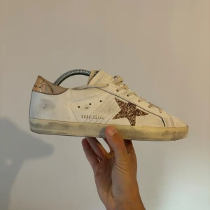 Golden Goose vita sneakers - Golden goose från nk gbg köpa 2024. Storlek 42 tjej men har avvänt dom som kille utan problem. 