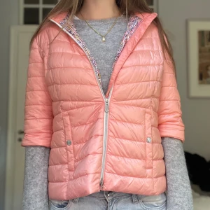 Jacka med trekvartsärmar - Supersnygg jacka!! Storlek 40 men tycker den sitter mer som s/m💕💕