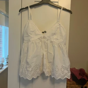 Vit topp med spets - Säljer en söt vit topp. Perfekt till sommaren öler under en fin kofta!