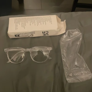 Stilrena glasögon  - Säljer ett par stilrena glasögon. De har en klassisk rundad form och passar perfekt för dig som gillar minimalistisk och clean stil. Kommer med originalförpackning och plastfodral. Helt nya! Pris kan diskuteras!