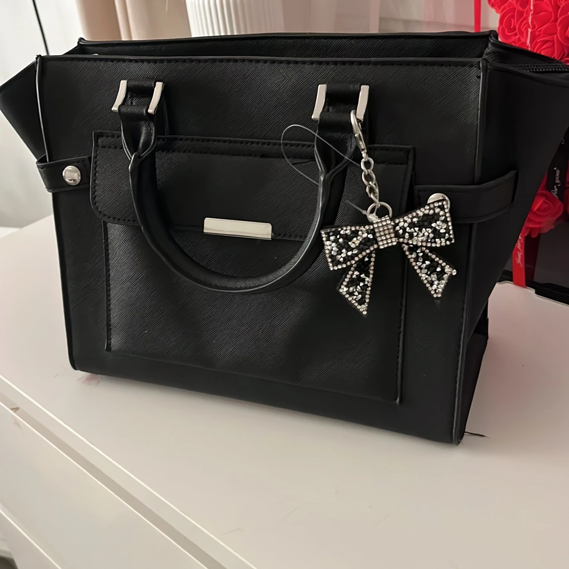 Svart handväska med rosett-detalj