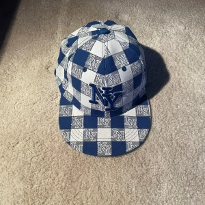 Blå Vit NY keps - fet keps passar till lite vanligare fits!