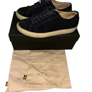 !LÅGT PRIS! Myrqvist - Dessa är ett par simpla men snygga skor från myrqvist med blå mocka och en beige sula. Skon är i storlek 41 och de kommer med lådan och två dustbags. Nypris ligger på ~2000 men mitt pris är 599
