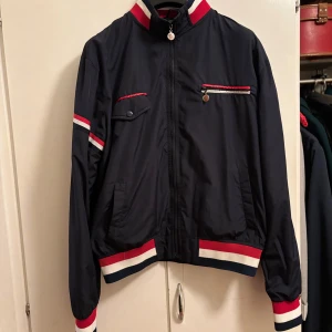 Moncler jacka  - Tja säljer en vintage Moncler jacka i bra skick. OBS den här gjordes innan man hade QR kod på Moncler så den har ingen qr kod. Jag har satt ett bra pris på jackan om man tänker på hur mycket en ny kan kosta man om ni har frågor eller vill pruta säg till!