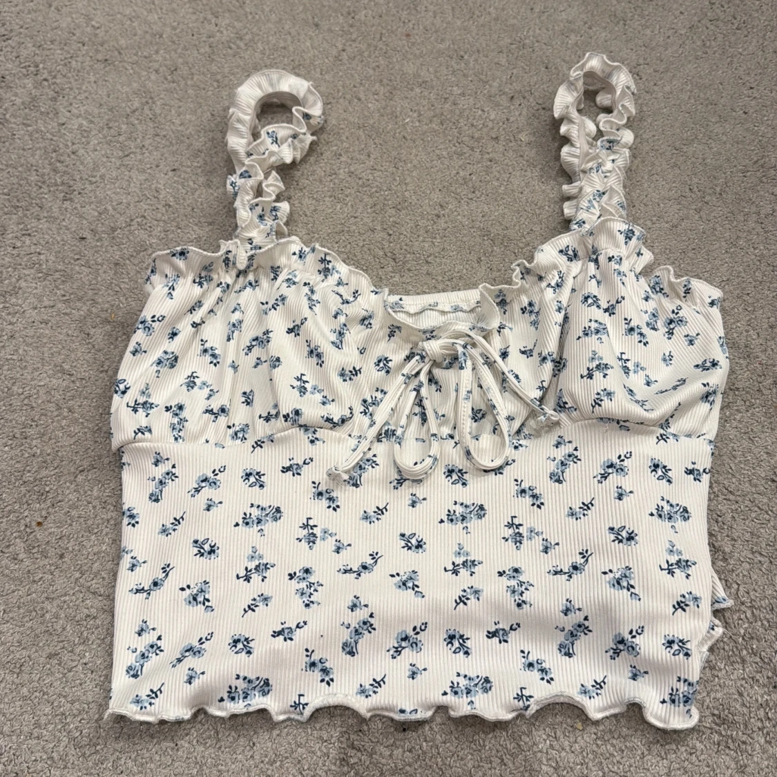 Vit blommig croppad linnetopp