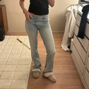 Jeans - Ljusblåa jeans från zara. Strl 34. Jättebra skick förutom att en bältesgrej har halft lossnat och slitningar vid hälarna. Midrise och flare.