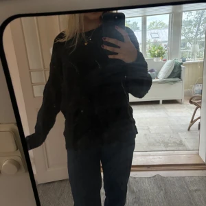 Svart stickad tröja - Mysig svart stickad tröja med avslappnad passform och långa ärmar. Tröjan är från Amisu i storlek M men sitter lagom på mig som brukar ha S, skriv gärna för fler frågor eller bilder💓