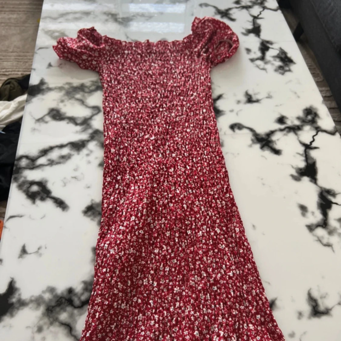 Röd blommig långklänning med puffärm - 1