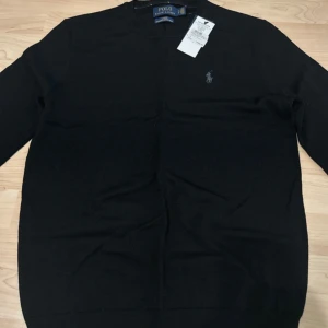 Ralph Lauren Merinoull  - Säljer en helt nya  svart merinoull tröja från Ralph Lauren i storlek S.  Mitt pris: 1000kr men kan diskuteras vid snabb affär🤩. Det är bara att skriva vid minsta fråga eller fundering 😁👍.