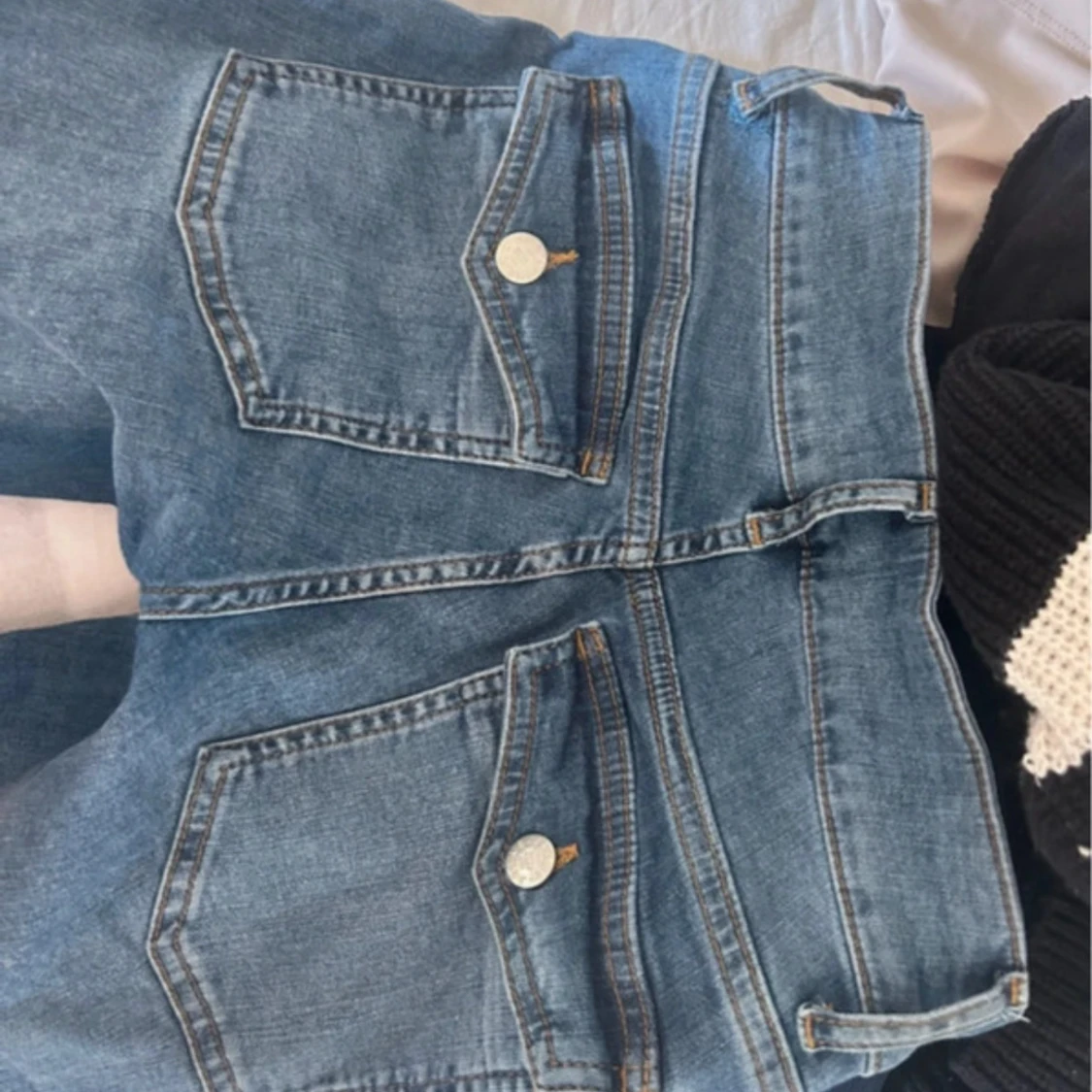 Blå bootcut jeans med fickdetaljer - 3