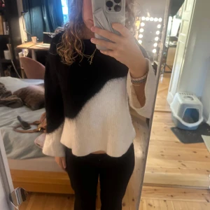 Other stories tröja - Säljer min otherstories tröja då den inte kommer till användning längre! Strlk M på lappen men den har krympt i tvätten så skulle säga att den sitter som en xs/s! Pris kan diskuteras!