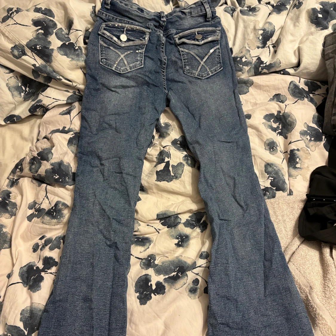 Blå bootcut jeans med detaljerade fickor - 1