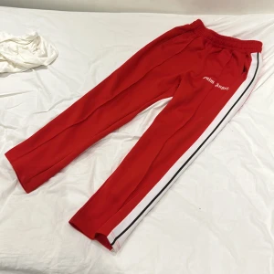 Palm Angels byxor - Säljer nu dessa röda Palm Angels byxor då dom inte kommer till så mycket användning längre. Riktigt fräscha inga defekter.. Skriv gärna för fler bilder eller om du har några funderingar!😊