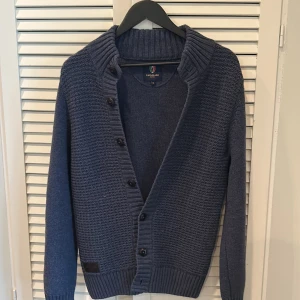 Cavallaro Napoli Cardigan  - Säljer den här väldigt exklusiva cardiganen från det italienska märket Cavallaro Napoli 🇮🇹 Nypris: 1899kr‼️‼️ Den är bra skick och perfekt för en vanlig skoldag eller utekväll. Bara att höra av sig vid fler frågor!📲📲