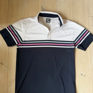 Footjoy piké - Sitter ganska stort för storlek medium. Inga defekter